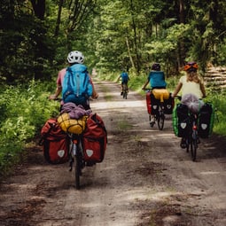 Familie während einer Fahrradtour durch Niedersachsen