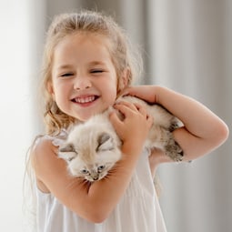 Kleines Mädchen mit Katze