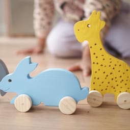 Kleines Kind mit Holzspielzeugen