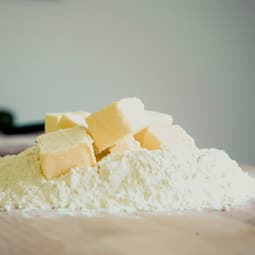 Backen mit Mehl und Butter