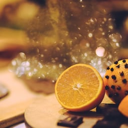 Orange mit Nelken