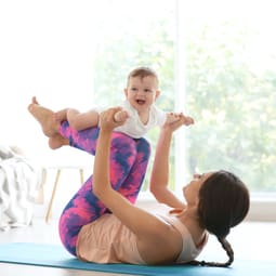 Mutter macht Yoga mit Baby
