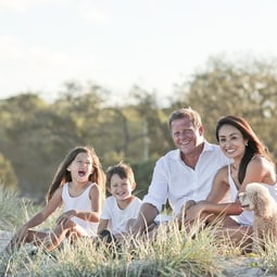 Familie mit zwei kleinen Kindern und Hund