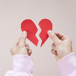 Trauer, Frust, Wut oder Eifersucht – das sind alles mögliche Emotionen bei Liebeskummer.