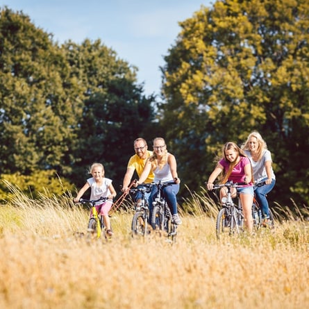 Familie mit Fahrrad unterwegs Familie mit Fahrrad unterwegs