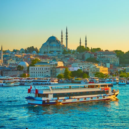 Touristenschiff im Goldenen Horn in Istanbul am Abend, Türkei Touristenschiff im Goldenen Horn in Istanbul am Abend, Türkei