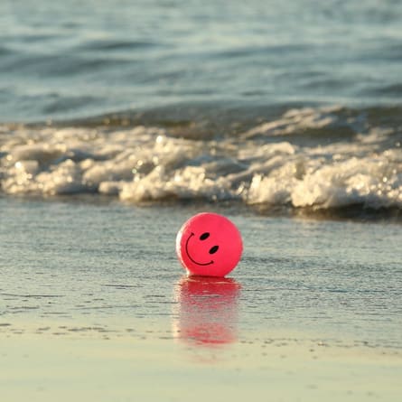 Ein Smiley Ball am Strand Ein Smiley Ball am Strand