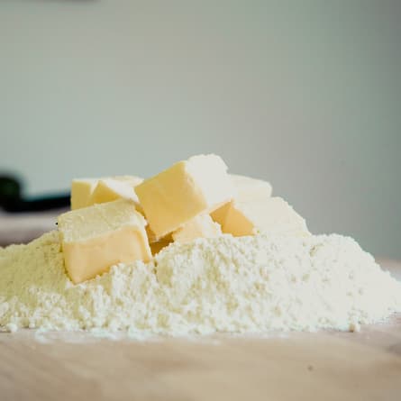 Backen mit Mehl und Butter