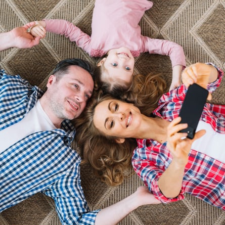Familie leigend am Boden macht ein Selfie. Familie leigend am Boden macht ein Selfie.