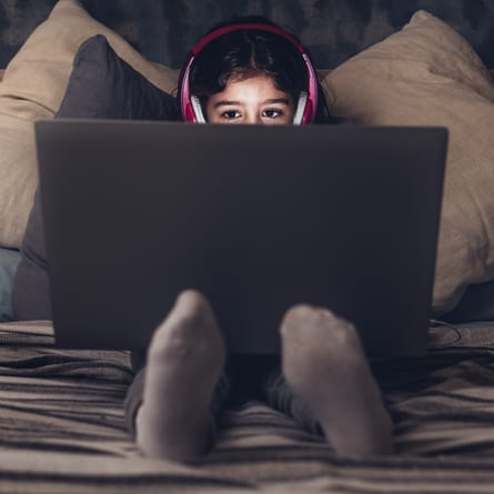 Kleines Kind mit Kopfhörer vor dem Computer. Kleines Kind mit Kopfhörer vor dem Computer.