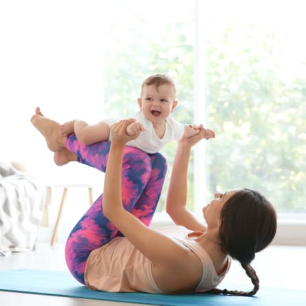 Mutter macht Yoga mit Baby Mutter macht Yoga mit Baby