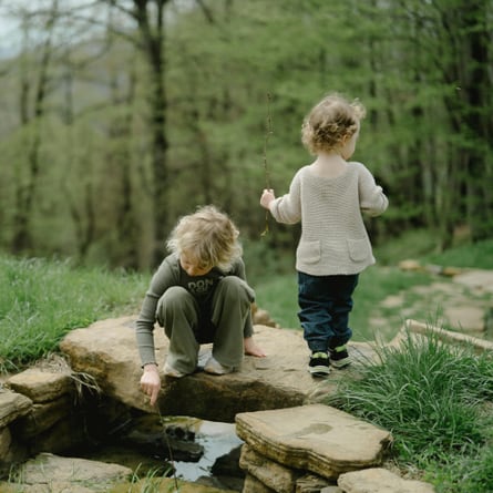 Spielende Kinder im Wald Spielende Kinder im Wald