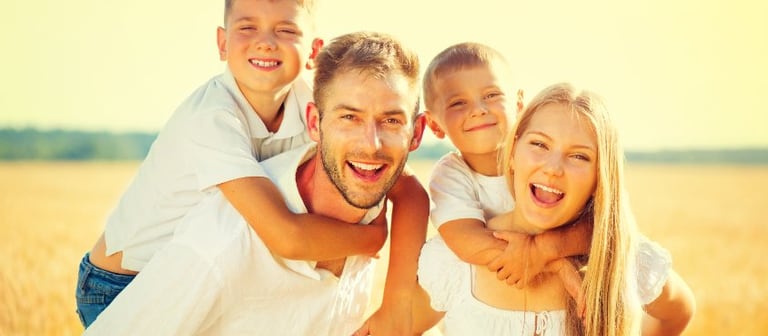 Glückliche Familie auf Sommerfeld von Weizen